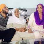 Mehtab Virk avec la chanteuse punjabi Surjit Khan et sa sœur Navneet
