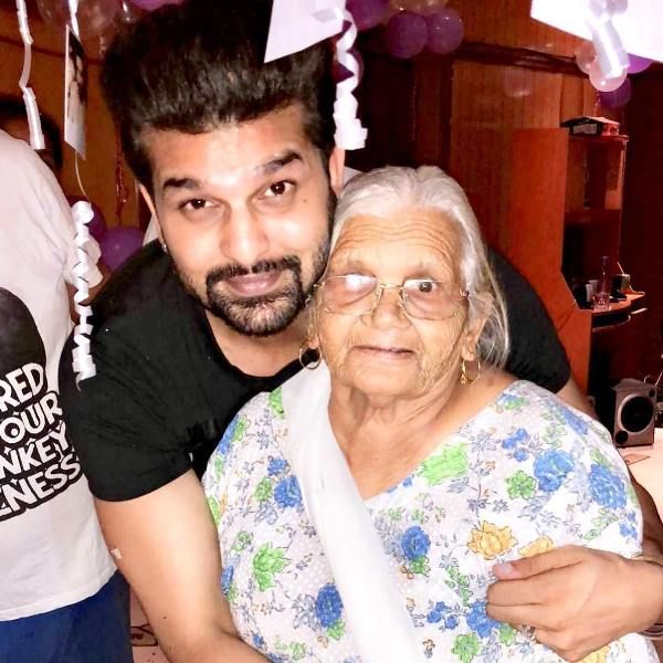 Ο Yuvraj χανς με τη γιαγιά του