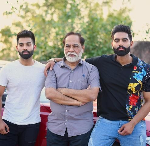 Parmish Verma z očetom in bratom
