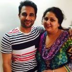 Harish Verma con su madre