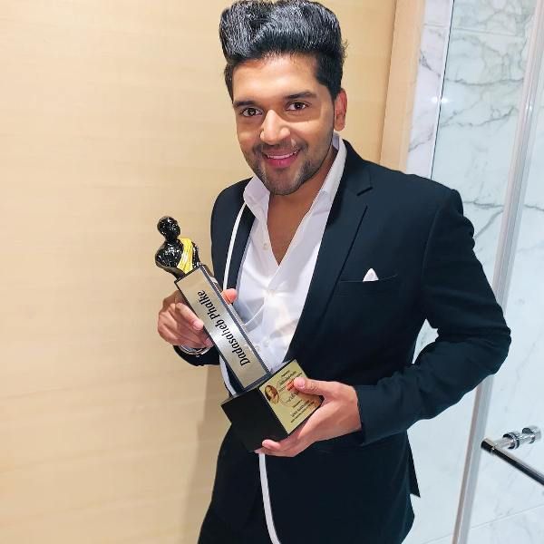 Guru Randhawa med Dada Saheb Phalke International Film Festival Award