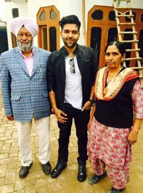 Guru Randhawa med sine forældre