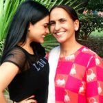 Simi Chahal bersama ibunya