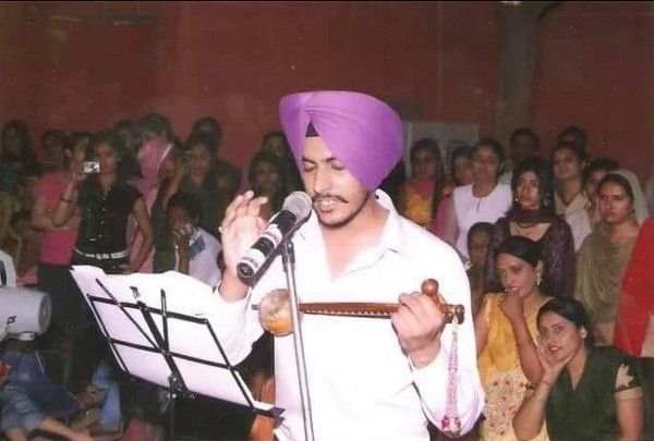 Rajvir Jwanda는 대학 시절에 Tumbi를 연주합니다.