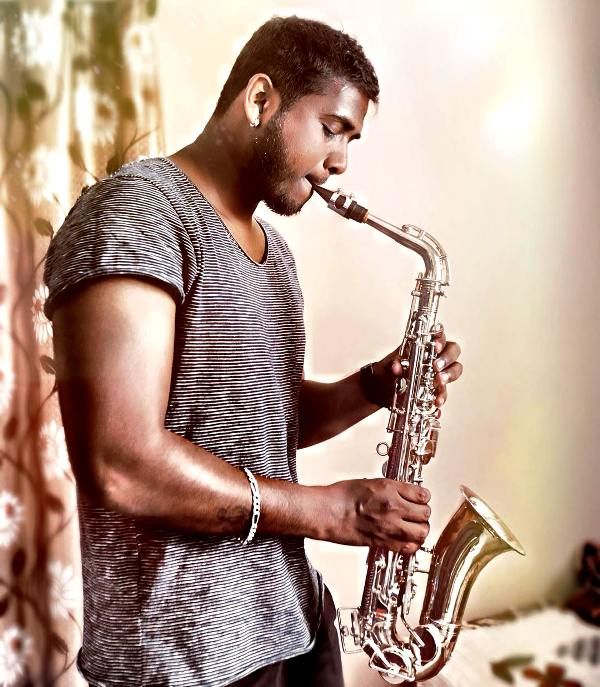 Rahul Sipligunj chơi kèn Saxophone
