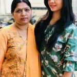 Veena Jagtap com sua mãe