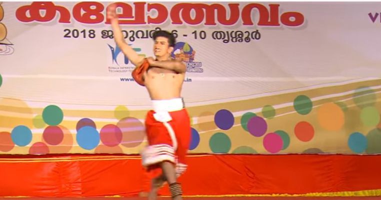 Ramzan Mohammed effectuant une danse folklorique à l'école du Kerala Kalolsavam 2018