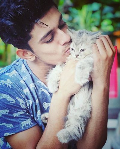Ramzan Mohammed avec un chat
