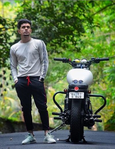 Ramzan Mohammed pose avec son vélo