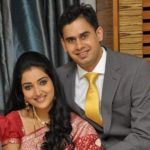 Rupali Bhosle dengan suaminya