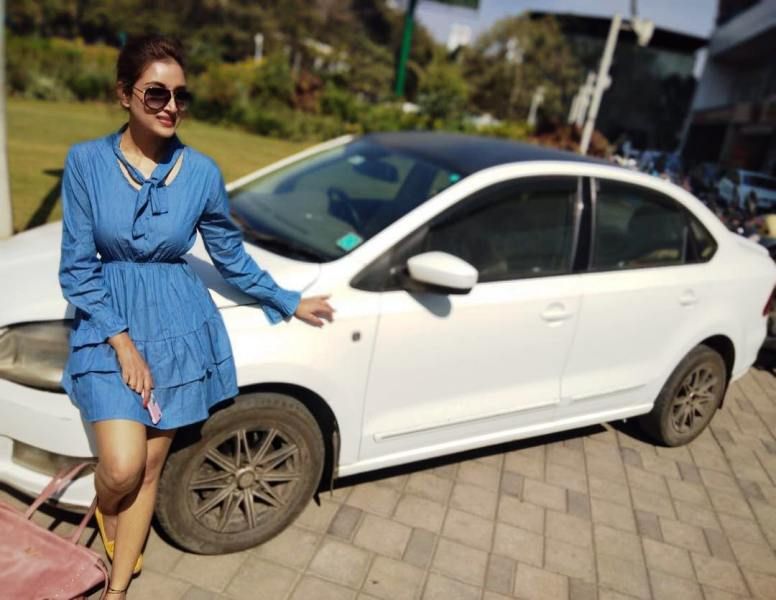 Rupali Bhosale Berpose Di Depan Mobil Skoda-nya