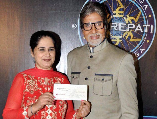 Sunmeet Kaur Sawhney демонстрира своя чек от 5 крори с Amitabh Bachchan