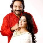 Sunali Rathod bersama suaminya Roop Kumar Rathod