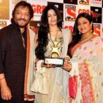 Sunali Rathod koos abikaasa Roop Kumar Rathodi ja tütre Reewa Rathodiga