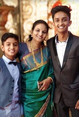Vishwanath Haveri avec sa mère et son frère