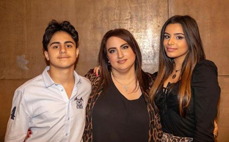 Celina Sharma com a mãe e irmão