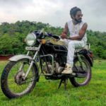 Emiway Bantai assis sur sa moto