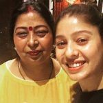 Sunidhi Chauhan annesiyle birlikte