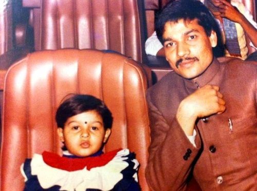 Sunidhi Chauhan (bērnība) ar savu tēvu Dushyant Kumar Chauhan