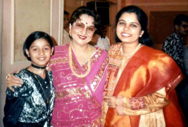 Sunidhi Chauhan (Anak) dengan Tabassum (Pusat) dan Sadhana Sargam (Kanan)