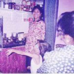 विवियन फर्नांडीस (दिव्य) बचपन की तस्वीर अपनी माँ के साथ