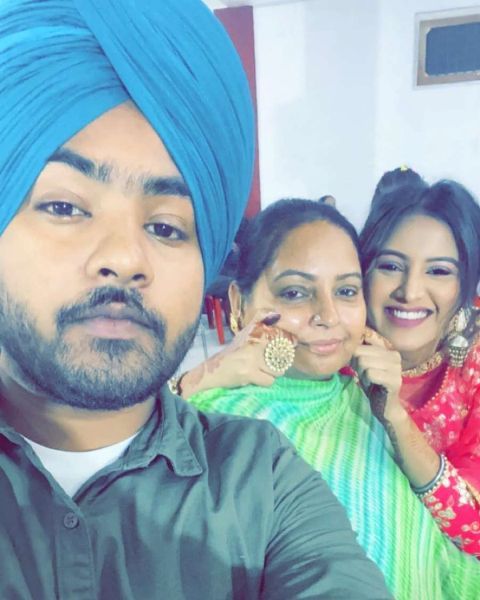 Baani Sandhu com sua mãe e irmão