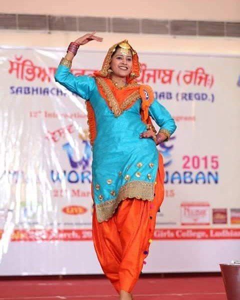 Baani Sandhu kolej görevinde performans sergiliyor