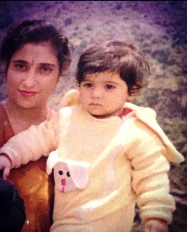 En barndomsbild av Indeep Bakshi med sin mor