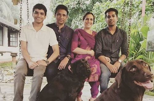 Saurav Kishan với cha mẹ và anh trai của mình