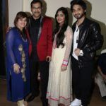Sudesh Bhosle so svojou manželkou, dcérou a synom