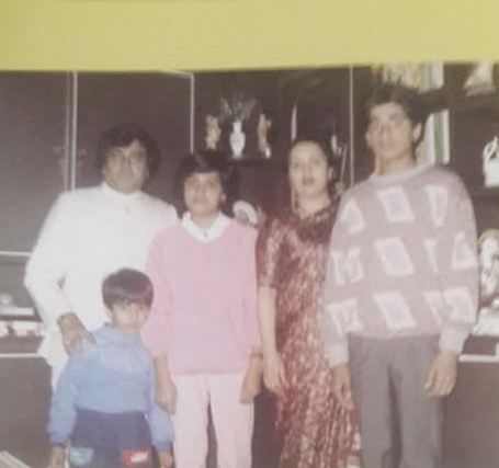 Vanha kuva Narendra Chanchalista perheensä kanssa