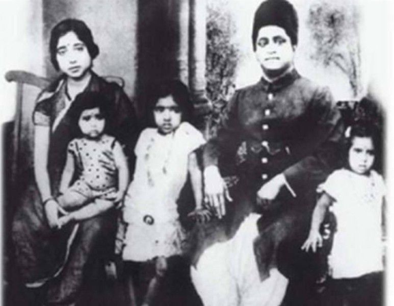 Usha Mangeshkar med sina föräldrar