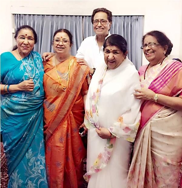 Usha Mangeshkar sa svojom braćom i sestrama
