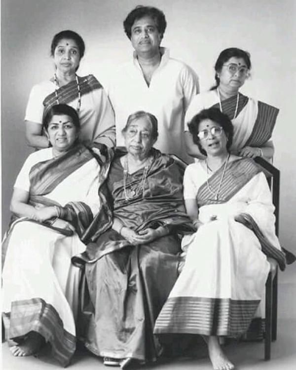 Usha Mangeshkar sa svojom braćom i sestrama