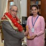 Vidhi Deshwal saab endise India presidendi Pranab Mukherjee autasu
