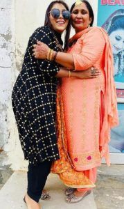 Afsana Khan koos emaga
