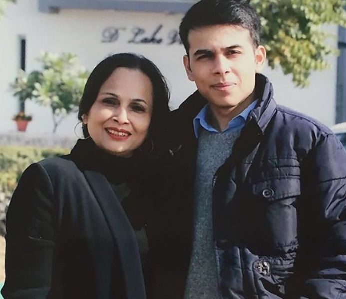 Anuv Jain med sin mor