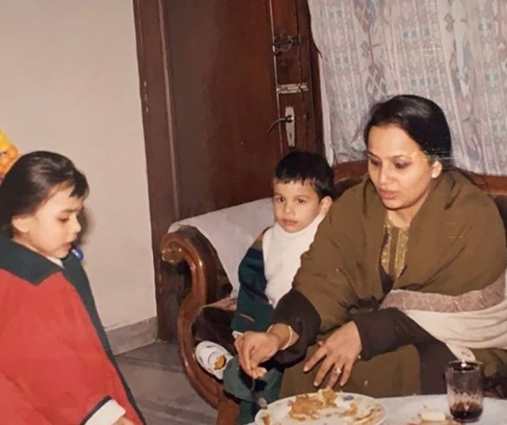 Anuv Jain som barn med sin mor og tvillingsøster