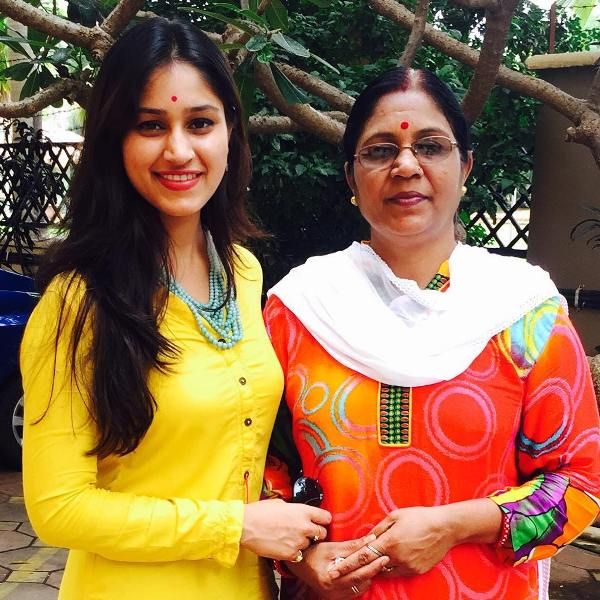 Pratibha Singh Baghel con su madre Seema Singh