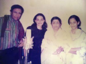 Shweta Pandit (Kanan) bersama kakaknya dan Lata Mangeshkar dan Dev Anand pada masa kecilnya