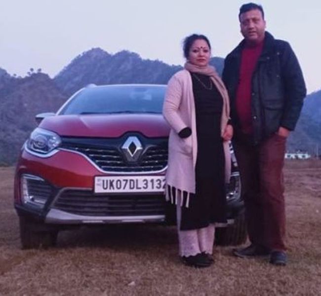 Meena Rana ja tema abikaasa poseerivad oma autoga