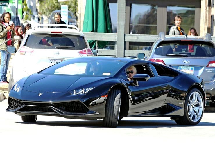Lady Gaga dans sa Lamborghini Huracán