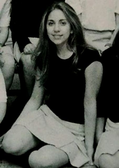 ليدي غاغا (راكعة إلى اليسار) خلال أيامها في جامعة نيويورك