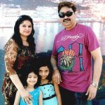 Kumar Sanu con su esposa e hijas