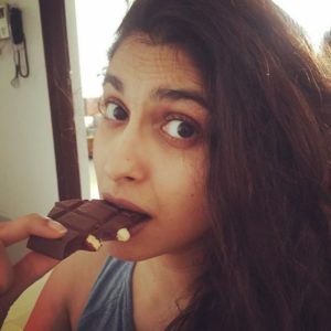 Anusha Mani tomando chocolate