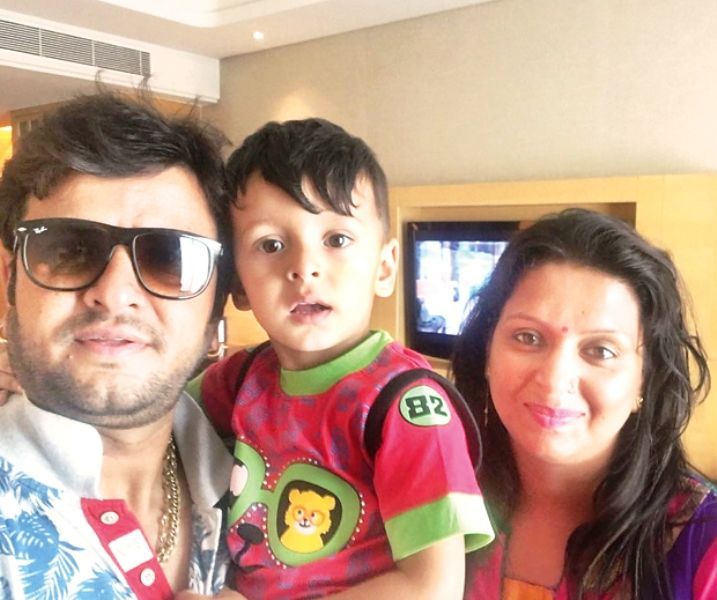 Kuldeep Sharma se svým synem a manželkou