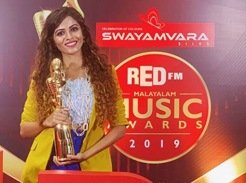 Sanah Moidutty med sin RED FM Malayalam Music Award