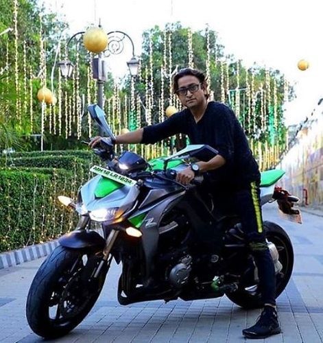 अतुल गोगावले ने अपनी मोटरसाइकिल की सवारी की