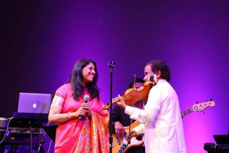 Kavita Krishnamurthy se apresentando com seu marido