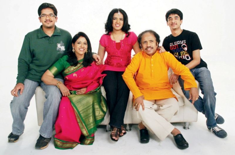 Kavita Krishnamurthy con su esposo e hijos